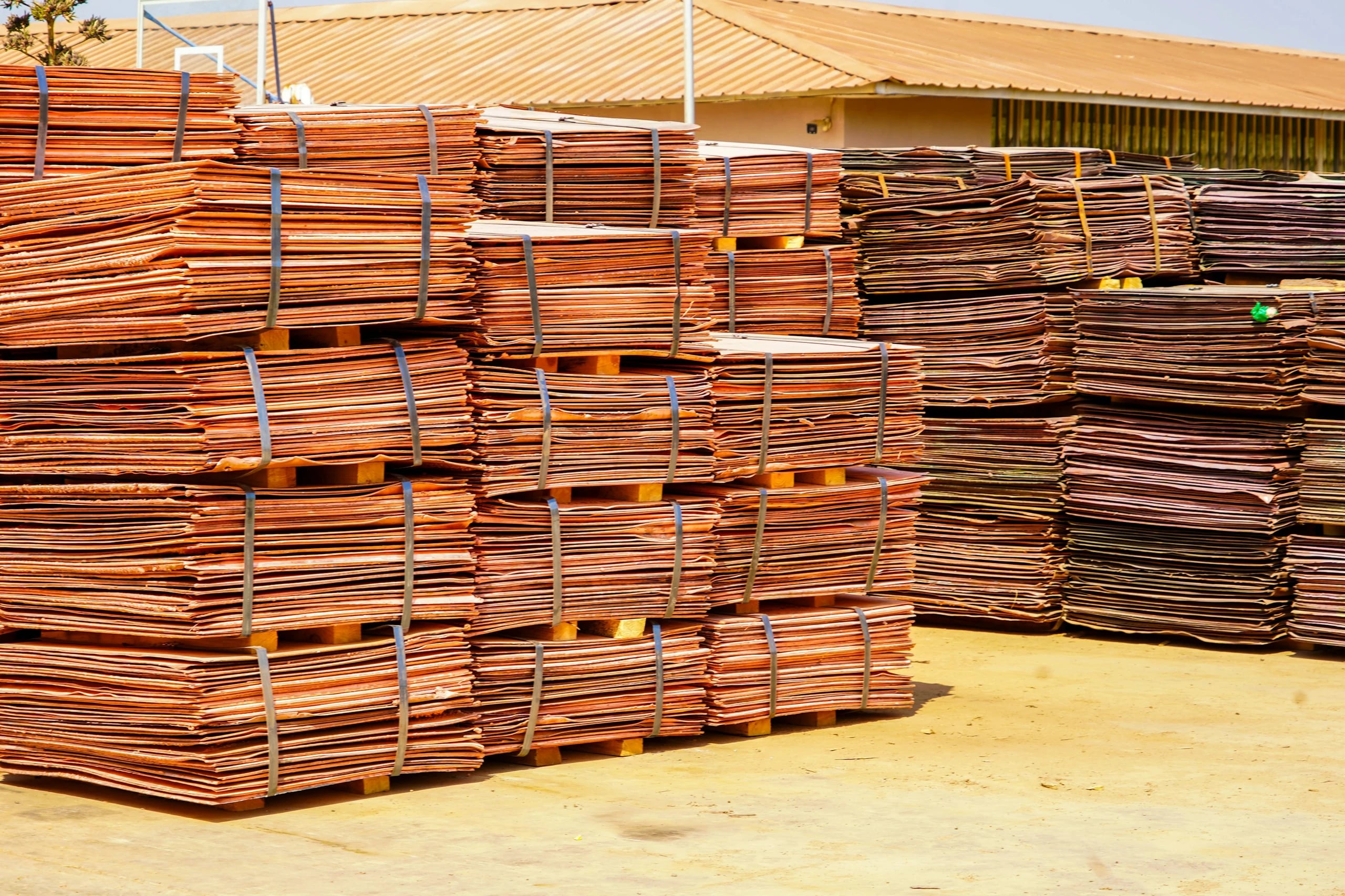 Strapped bundles of copper cathode plates stacked on pallets